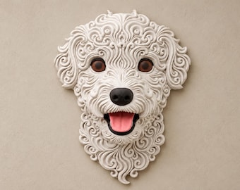 Può includere: Una scultura da parete raffigurante una testa di cane bianca con intricati motivi di pelo a spirale, grandi occhi marrone scuro, un naso nero e una bocca aperta con una lingua rosa ben visibile.