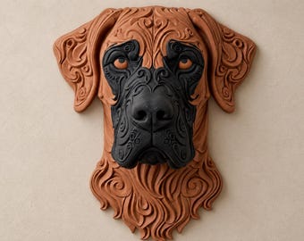 Può includere: Una scultura da parete a forma di testa di cane con una base color terracotta e intricati motivi a rilievo vorticosi. Il cane presenta un muso e un contorno occhi neri ben definiti, con occhi marrone chiaro, creando un forte contrasto.