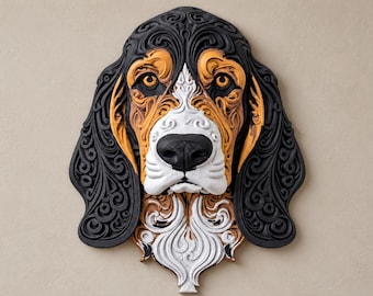 Può includere: Una scultura da parete a forma di testa di cane con intricati motivi a volute stratificati in nero, marrone chiaro e bianco. Il muso presenta grandi occhi color ambra, un naso nero prominente e lunghe orecchie testurizzate con spirali.