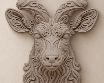 Può includere: Una scultura da parete color beige chiaro raffigurante una testa di antilope con intricati motivi a spirale su corna, orecchie e muso. Il design in rilievo dettagliato crea un aspetto strutturato e tridimensionale dell'animale.