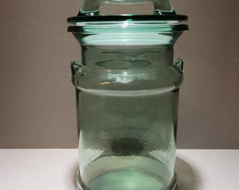 美しい緑色のガラス製保存水差し