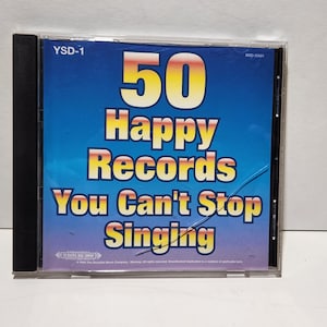 Może przedstawiać: Pudełko na płytę CD z niebieskim, żółtym i białym tłem. Tekst na pudełku brzmi "50 Happy Records You Can't Stop Singing".