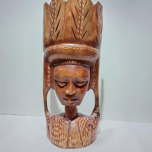linda peça de arte em madeira entalhada