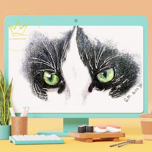Può includere: Un monitor per computer azzurro che mostra un disegno a carboncino del volto di un gatto bianco e nero con occhi verdi penetranti. Il disegno include il testo "O.M. 2026" nell'angolo in basso a destra e un logo a corona in alto a sinistra.