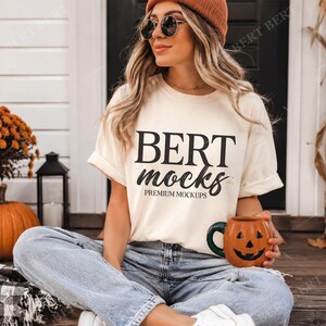 Maqueta de camiseta Comfort Colors 1717 color marfil para Halloween, foto de camiseta CC 1717 de otoño, imagen JPG de modelo de estilo de vida campestre, vista frontal de camiseta teñida en prenda.