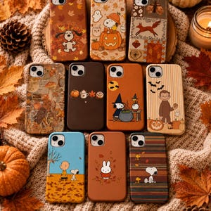 Puede incluir: Una colección de once fundas para smartphone con diversos diseños de otoño y personajes, incluyendo a Snoopy, Miffy y Curious George, con ilustraciones de calabazas, hojas caídas, fantasmas y murciélagos en tonos cálidos.