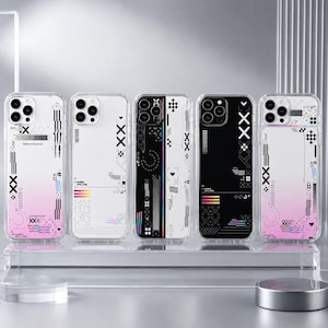 Könnte beinhalten: Fünf Smartphone-Hüllen in einer Reihe, mit einer Mischung aus transparenten, weißen und schwarzen Designs. Jede Hülle zeigt geometrische Muster, kleine Herzsymbole und den in Schwarz gedruckten Text "HANDLE WITH CARE", teilweise mit rosa Farbverlauf.