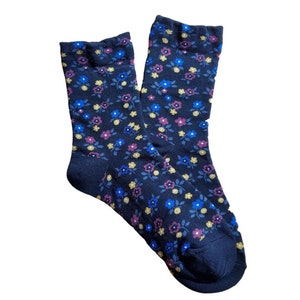 Floral Pattern Socks Lightweight Crew Socks Sneaker Socks Floral Socks Daisy Flower Women Socks All-Season Socks Gifts for her Black