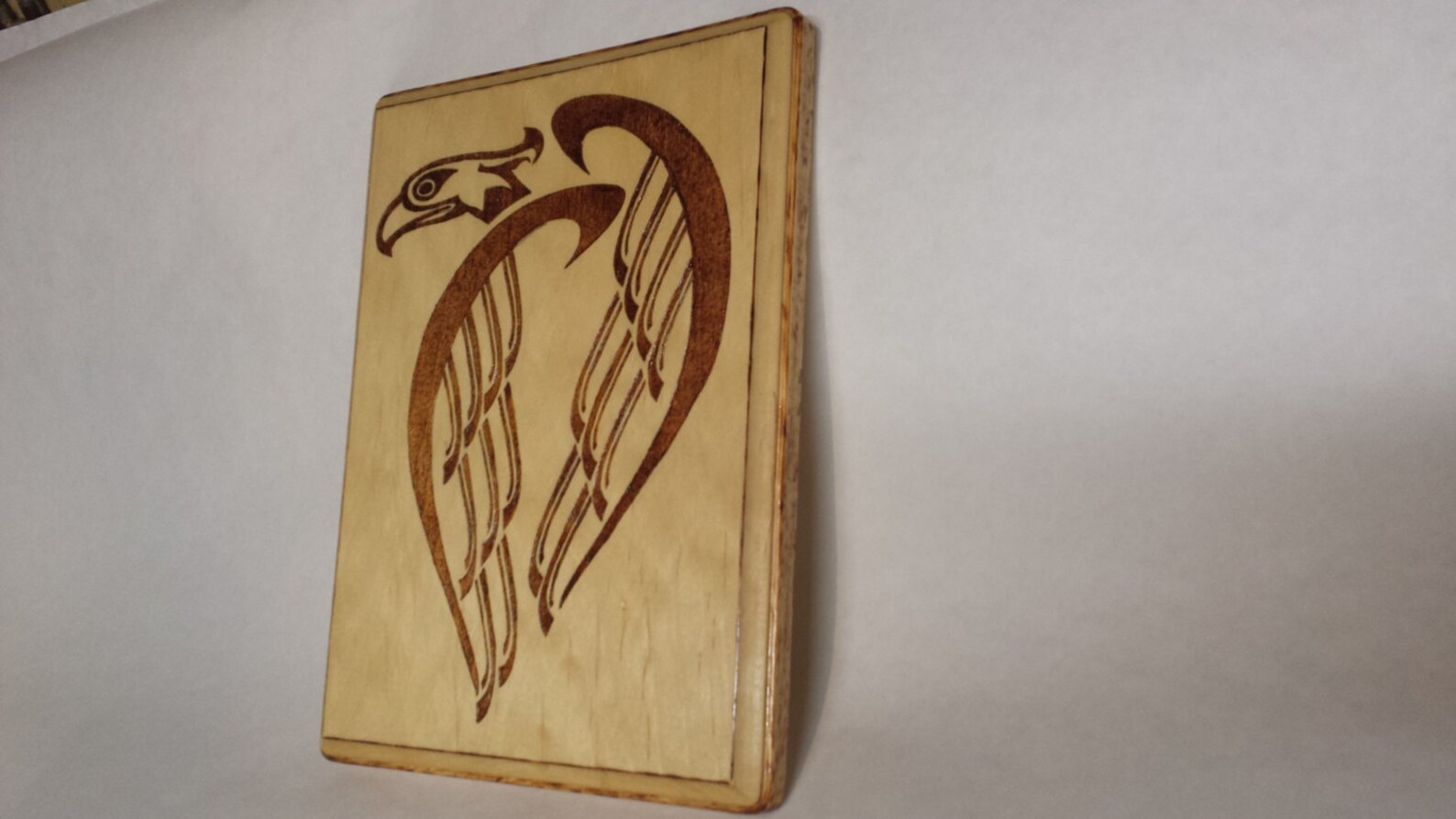 Madera quemada por la pared de la mano colgante celta águila | Etsy