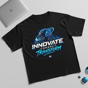 Puede incluir: Una camiseta negra de manga corta con un gráfico de un globo terráqueo azul brillante rodeado de anillos orbitales. Debajo del globo, el texto INNOVATE CONNECT TRANSFORM aparece en letras blancas y azules con detalles de circuitos digitales.