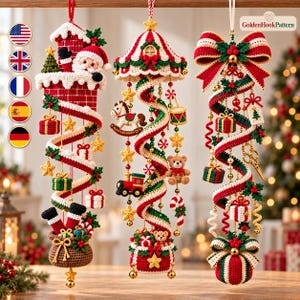 Könnte beinhalten: Drei hängende Weihnachtsdekorationen aus Häkelarbeit. Links ist der Weihnachtsmann im Schornstein zu sehen, in der Mitte ein Karussell mit Spielzeug und rechts eine große Schleife mit Geschenken. Alle bestehen aus rotem, grünem und weißem Garn.
