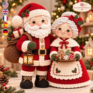 Könnte beinhalten: Zwei gehäkelte Puppen, die den Weihnachtsmann und Frau Weihnachtsmann darstellen. Der Weihnachtsmann trägt einen roten Anzug mit weißem Besatz, eine Mütze und hält einen braunen Sack sowie eine Laterne. Frau Weihnachtsmann trägt ein rotes Kleid.