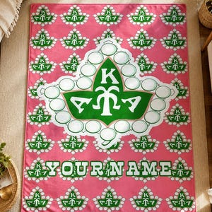 Roze en groene AKA Sisterhood plaid, gepersonaliseerde Alpha Kappa Alpha deken met naam, cadeau voor studentenvereniging bij afstuderen of na de ceremonie.