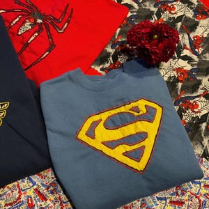 Unisexowy sweter z aplikacją odwróconą Superman