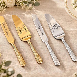 Op de afbeelding: Twee sets taartbestek, een gouden en een zilveren, elk bestaande uit een gekarteld mes en een driehoekige taartschep. De gouden set is gegraveerd met Steven & Hazel, de zilveren set met Kirtley & Abbie en K A.