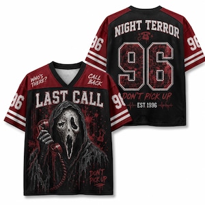 Puede incluir: Una camiseta de cuello en V negra y roja con un gráfico de una figura encapuchada sosteniendo un teléfono con el texto "LAST CALL" y "WHO'S THERE?" al frente, y "NIGHT TERROR" con el número "96" y "EST. 1996" en la parte posterior.