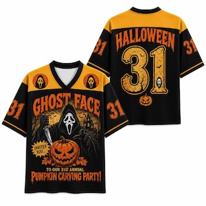 Peut inclure: Un maillot à col en V noir et orange représentant le personnage Ghost Face tenant un couteau, une citrouille d'Halloween et le texte GHOST FACE INVITES YOU TO OUR 31ST ANNUAL PUMPKIN CARVING PARTY. Le dos affiche HALLOWEEN 31 avec une citrouille.