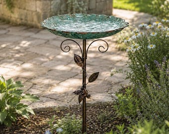Hoge metalen vogelbad met grondpen, waterbak voor in de tuin, op het gazon, terras of in het park.