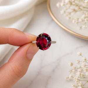 Anillo solitario ovalado de rubí, gema de color rojo intenso, alianza de boda minimalista de oro, regalo de compromiso hecho a mano
