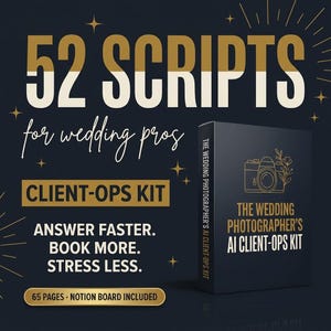 Puede incluir: Un producto digital titulado 52 SCRIPTS for wedding pros CLIENT-OPS KIT. La cubierta azul oscuro presenta texto dorado, iconos de estrellas y una ilustración de cámara. Incluye el texto: ANSWER FASTER. BOOK MORE. STRESS LESS. 65 PAGES - NOTION BOARD INCLUDED.