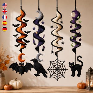 Könnte beinhalten: Vier hängende Häkelspiralen mit Halloween-Motiven. Die erste hat orangefarbene und schwarze Spiralen mit Fledermäusen. Die zweite hat violette und blaue Spiralen mit Mond, Sternen und einem Raben. Die dritte hat cremefarbene und schwarze Spiralen mit Spinnen und einem Netz. Die vierte hat violette und schwarze Spiralen mit Mond, Sternen und einer schwarzen Katze.