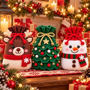 Könnte beinhalten: Drei gehäkelte Geschenktüten mit Kordelzug und Weihnachtsmotiven. Die linke Tasche ist ein braunes Rentier mit rotem Schal. Die mittlere Tasche ist ein grüner Weihnachtsbaum mit goldenen Glocken und Sternen. Die rechte Tasche ist ein weißer Schneemann mit einem rot-grünen Schal.