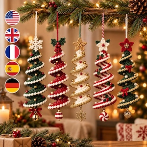 Könnte beinhalten: Fünf spiralförmige Weihnachtsbaumschmuck-Anhänger aus gehäkeltem Garn in Grün, Rot und Weiß. Jeder Anhänger ist mit kleinen Perlen, einer Aufhängeschlaufe, einem Stern- oder Schneeflocken-Topper und einem dekorativen Anhänger versehen.
