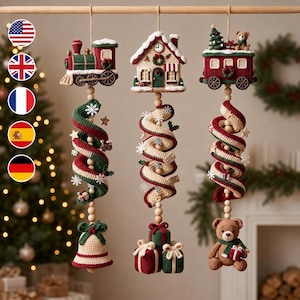 Può includere: Tre decorazioni natalizie sospese all'uncinetto raffiguranti un treno, una casa e un vagone. Ogni ornamento presenta una spirale rossa, verde e crema, arricchita da perline di legno, fiocchi di neve, una campana, pacchetti regalo e un orsetto.