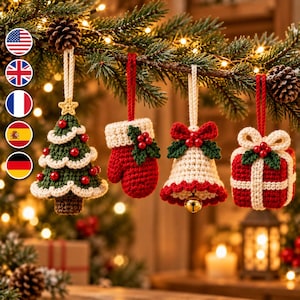 Può includere: Quattro decorazioni natalizie all'uncinetto appese a un ramo di pino: un albero verde con perline rosse, un guanto rosso con agrifoglio, una campana color crema con fiocco rosso e batacchio dorato, e un regalo rosso con nastro color crema.