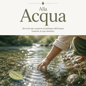 Può includere: Una copertina di libro intitolata PICCOLI INVITI ALLA ACQUA con un sottotitolo su 30 inviti per scoprire l'acqua. L'immagine mostra una mano che tocca un ruscello limpido con pietre lisce e una foglia verde che galleggia sulla superficie.