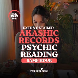 Pode incluir: Um gráfico digital com o texto REAL READER NO AI, EXTRA DETAILED AKASHIC RECORDS PSYCHIC READING, SAME HOUR e SWIPE FOR MORE com uma seta. O fundo mostra uma pessoa sentada a uma mesa com cartas de tarot e uma planta.