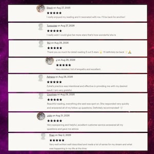 Pode incluir: Uma cole&ccedil;&atilde;o de oito avalia&ccedil;&otilde;es de clientes exibidas em caixas retangulares brancas sobre um fundo roxo escuro. Cada entrada inclui um nome de usu&aacute;rio, uma data, uma classifica&ccedil;&atilde;o de cinco estrelas e feedback escrito sobre um servi&ccedil;o de leitura.
