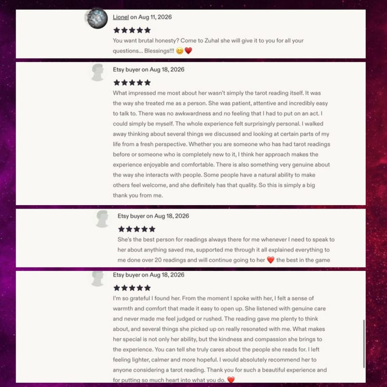 Pode incluir: Uma captura de tela digital de quatro avalia&ccedil;&otilde;es de clientes para um servi&ccedil;o de leitura de tar&ocirc;. Cada avalia&ccedil;&atilde;o apresenta uma classifica&ccedil;&atilde;o de cinco estrelas, o nome do avaliador, a data de 11 ou 18 de agosto de 2026 e coment&aacute;rios.