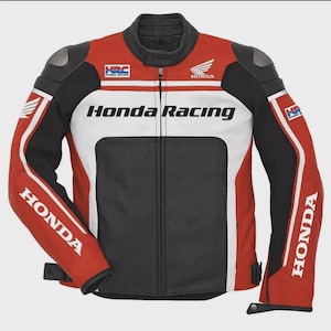 Könnte beinhalten: Eine rot-weiß-schwarze Motorradjacke mit dem Schriftzug Honda Racing auf der Brust, Honda auf beiden Ärmeln und HRC-Logos. Die Jacke verfügt über einen Stehkragen, einen durchgehenden Frontreißverschluss und integrierte Schulterprotektoren.