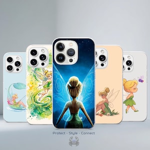 Peut inclure: Cinq coques de smartphone illustrées avec la Fée Clochette. Les motifs incluent une fée sur une feuille, une scène à l'aquarelle, une figure centrale aux ailes lumineuses sur fond bleu foncé, une fée assise et une fée debout avec un insecte.