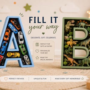Könnte beinhalten: Ein hellblaues Vitrinen-Display in Form des Buchstabens A, gefüllt mit Spielzeugautos, und ein salbeigrünes Display in Form des Buchstabens B, gefüllt mit Dinosaurierfiguren und Kunstpflanzen. Der Text FILL IT your way und DECORATE. GIFT. CELEBRATE. ist sichtbar.