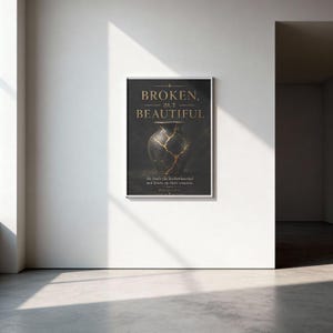 Könnte beinhalten: Ein rechteckiger Wandkunstdruck mit einer schwarzen Vase mit goldenen Rissen, zentriert auf dunklem Hintergrund. Der Text lautet BROKEN, BUT BEAUTIFUL, gefolgt von der Schriftstelle He heals the brokenhearted and binds up their wounds, Psalm 147:3.
