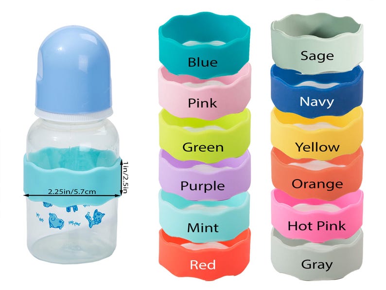 Pu&ograve; includere: Un biberon trasparente con tappo azzurro e una fascia in silicone turchese, accanto a due pile verticali di fasce in silicone colorate etichettate Blue, Pink, Green, Purple, Mint, Red, Sage, Navy, Yellow, Orange, Hot Pink e Gray. La fascia misura 2,5 cm per 5,7 cm.