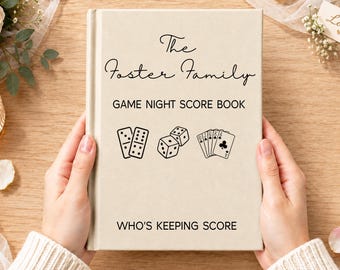 Può includere: Un libro segnapunti con copertina rigida beige con testo nero che recita The Foster Family, GAME NIGHT SCORE BOOK e WHO'S KEEPING SCORE. La copertina presenta illustrazioni a linee nere di due domino, due dadi e carte da gioco.