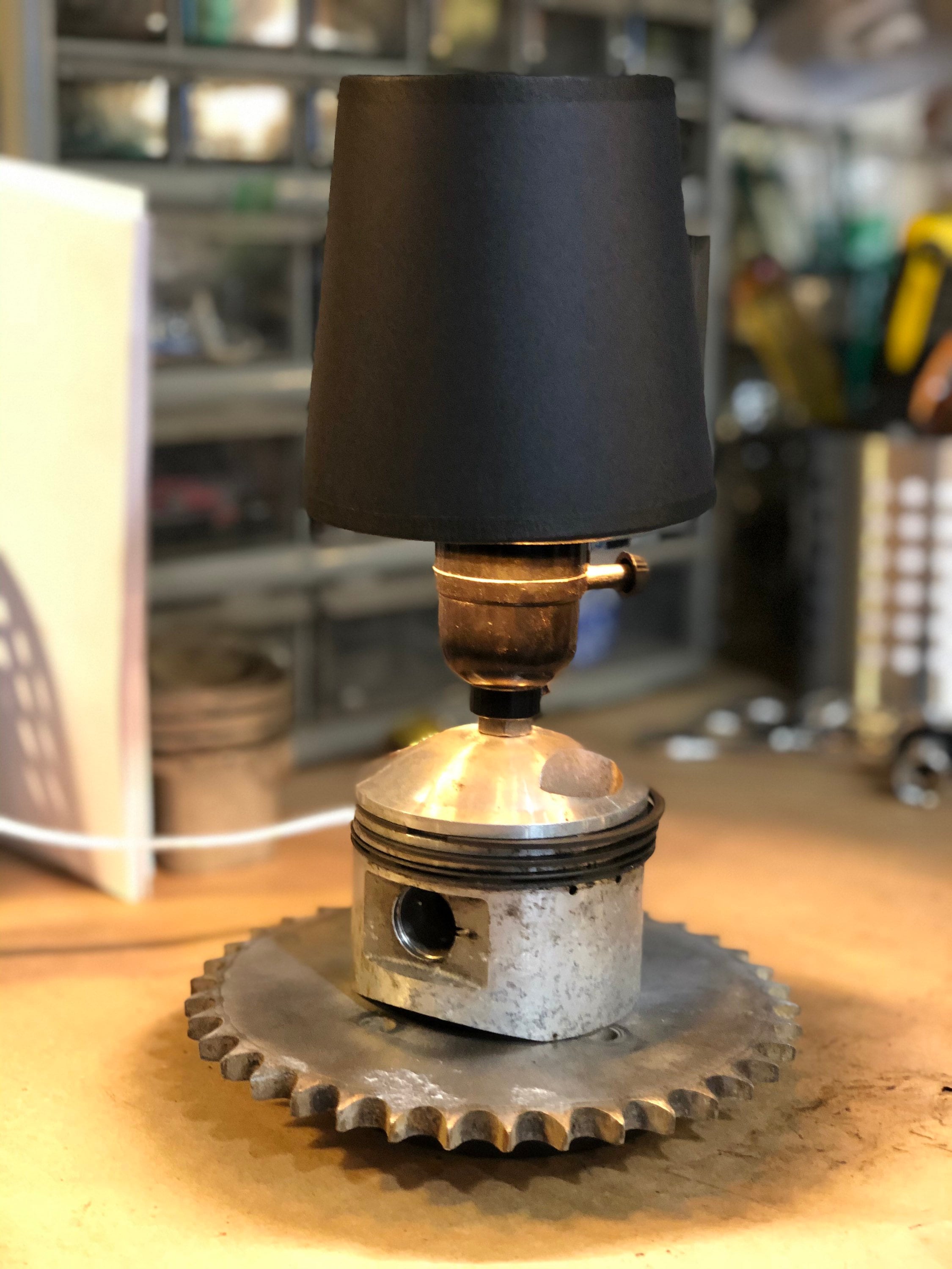 Grande Lampe industrielle style Steampunk Détournement pièces moto/auto