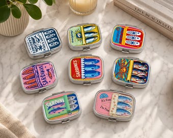 Portapillole a forma di sardina, portapillole vintage a forma di pesce in scatola, simpatico organizer da viaggio per pillole, porta medicinali a 2 scomparti, regalo originale a tema sardina per lei