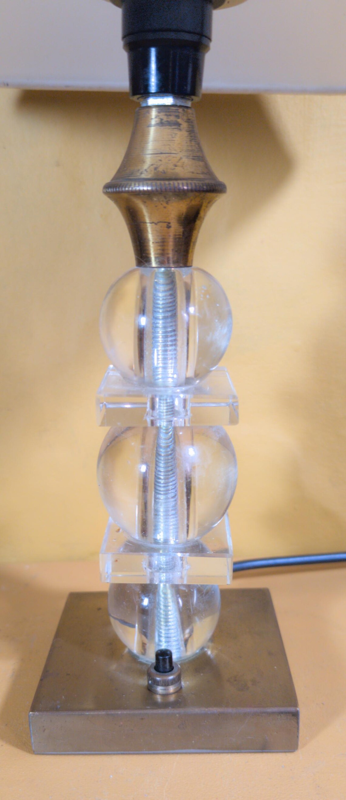Lampe de Table Vintage Lucite Plexiglas et Laiton  Fabrication Française P.L. Années 70  Moderniste Hollywood Regency style Art Déco, foto 3 di 5