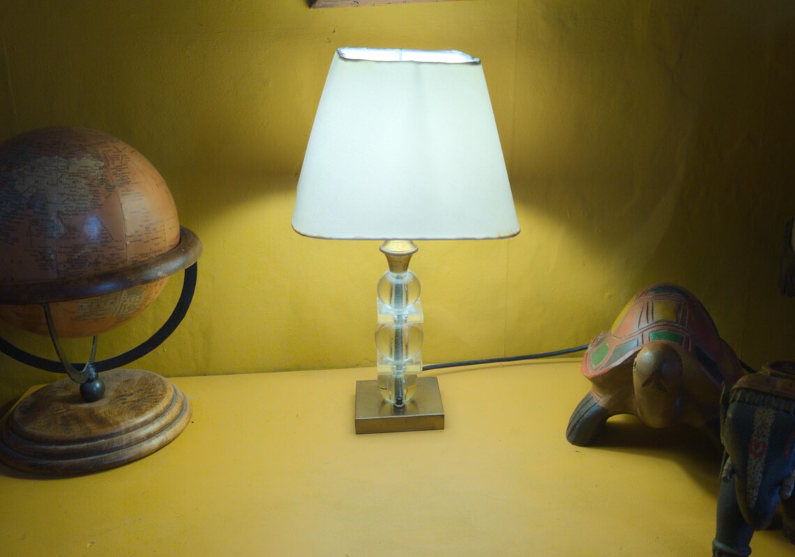 Lampe de Table Vintage Lucite Plexiglas et Laiton  Fabrication Française P.L. Années 70  Moderniste Hollywood Regency style Art Déco, foto 1 di 5