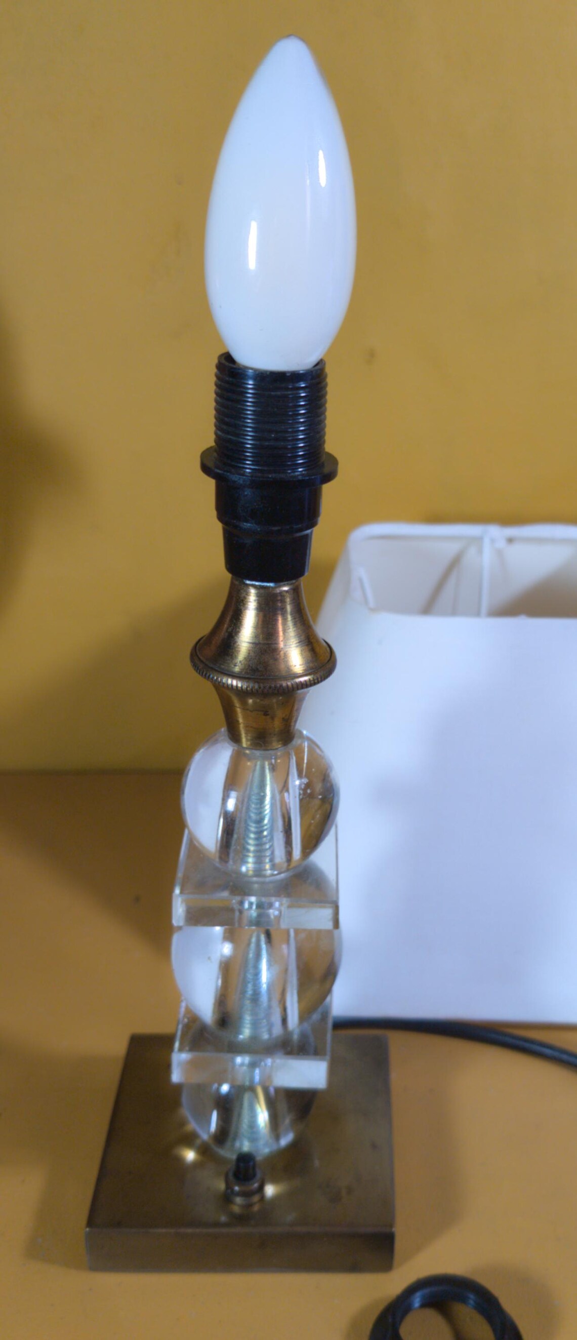 Lampe de Table Vintage Lucite Plexiglas et Laiton  Fabrication Française P.L. Années 70  Moderniste Hollywood Regency style Art Déco, foto 2 di 5