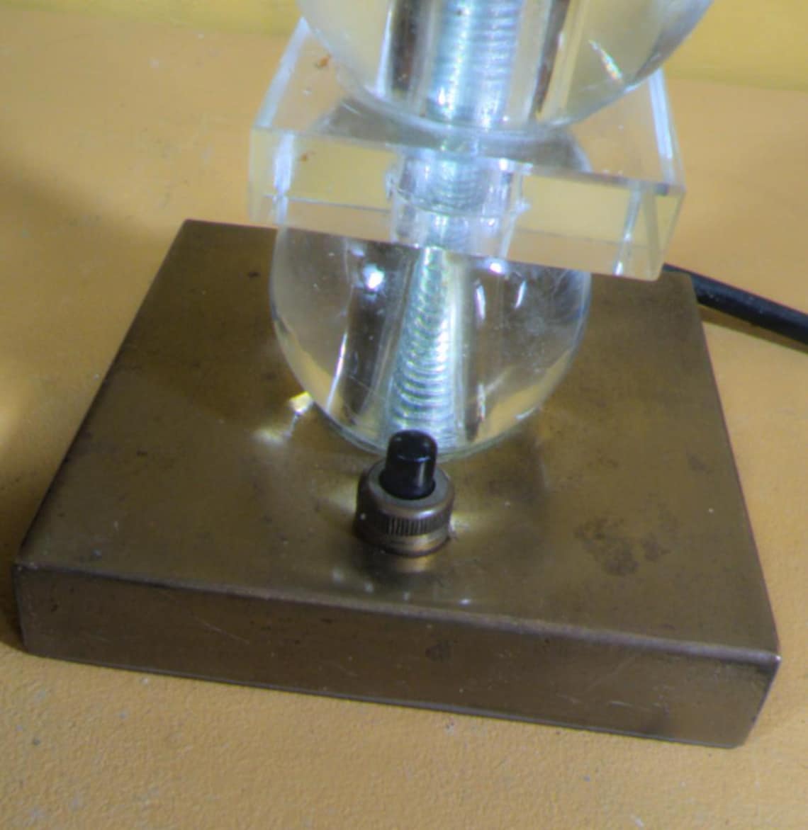 Lampe de Table Vintage Lucite Plexiglas et Laiton  Fabrication Française P.L. Années 70  Moderniste Hollywood Regency style Art Déco, foto 4 di 5