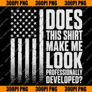Op de afbeelding: Een grafisch ontwerp met een verweerde witte Amerikaanse vlag aan de linkerkant en de tekst DOES THIS SHIRT MAKE ME LOOK PROFESSIONALLY DEVELOPED? in dikke witte hoofdletters aan de rechterkant, alles op een effen zwarte achtergrond.