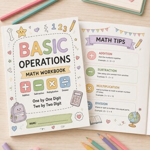 K&ouml;nnte beinhalten: Ein Mathe-Arbeitsbuch mit dem Titel Basic Operations Math Workbook mit pastellfarbenen Illustrationen eines Rucksacks, eines Taschenrechners und Mathe-Symbolen. Das Cover zeigt Texte f&uuml;r Addition, Subtraktion, Multiplikation und Division.
