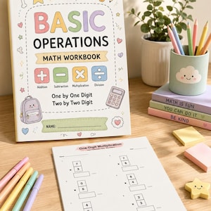 K&ouml;nnte beinhalten: Ein Mathematik-Arbeitsbuch mit dem Titel Basic Operations mit bunten Illustrationen eines Rucksacks, eines Taschenrechners und mathematischer Symbole. Das Cover enth&auml;lt den Text One by One Digit Two by Two Digit und eine Zeile f&uuml;r den Namen.