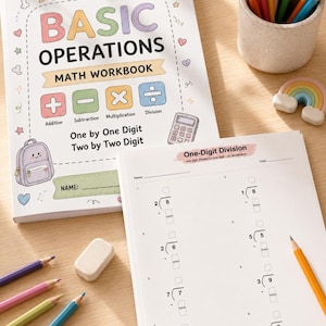 K&ouml;nnte beinhalten: Ein Basic Operations Mathe-Arbeitsbuch mit einem bunten Einband, der mathematische Symbole und einen Rucksack zeigt. Daneben liegt ein offenes Arbeitsblatt mit der &Uuml;berschrift One-Digit Division und verschiedenen Rechenaufgaben.