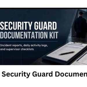 以下が含まれることがあります： SECURITY DOCUMENTATION KITと書かれた濃紺のバインダー、ペン付きのクリップボード、2枚の印刷されたフォームを含む警備員用ドキュメントキット。背景には制服を着た人物が廊下に立っている様子が写っています。
